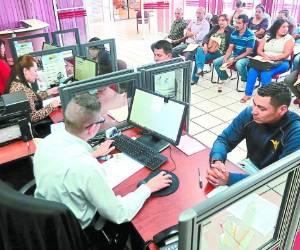 Con la medida se beneficiaba a miles de asalariados y comerciantes individuales que devengan menos de 15,000 lempiras mensuales. También se ampliaban los rangos para las demás categorías.