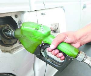 La súper se cotiza a L 90, la regular a L 82 y el diésel L 75.