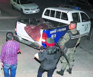 Momento en que el cuerpo sin vida de Jorge Alberto Canales Padilla fue ingresado a la morgue del Ministerio Público.