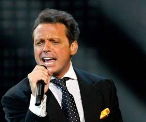 Luis Miguel reaparece sonriente y más delgado junto a su novia. Foto redes