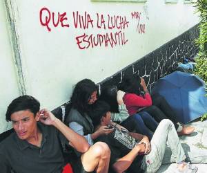 Parientes de los inculpados y defensores de derechos humanos se mantuvieron pendientes en las afueras de los juzgados y pidieron que se detengan las acciones represivas.