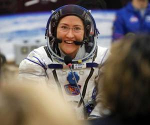 En esta foto de archivo del 14 de marzo de 2019, la astronauta Christina Koch, miembro de la tripulación de la Estación Espacial Internacional, habla con su familia antes del lanzamiento de la nave espacial en el cosmódromo de Baikonur, Kazajistán. Koch dijo a The Associated Press el martes 28 de enero de 2020 que su caminata espacial con otra mujer fue lo más destacado de su misión de 11 meses. (AP Foto/Dmitri Lovetsky, Pool)