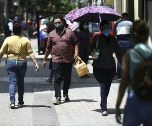 En las calles de la ciudad se nota mayor afluencia de ciudadanos, una parte hace el buen uso de la mascarilla y la otra aún cumple la medida. Foto: EL HERALDO.