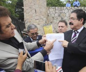 Representantes de los partidos de oposición presentaron ante la Sala Constitucional del Poder Judicial un recurso de amparo contra la decisión del Tribunal Supremo.Electoral (TSE) de inscribir al actual mandatario JuanOrlando HernÃ¡ndez como aspirante presidencial.El documento fue presentado por Salvador Nasrallacomo presidente del Partido AnticorrupciÃ3n (Pac), Guillermo Valle del Partido InnovaciÃ3n y Unidad (Pinu) yManuel Zelaya del Partido Libertad y RefundaciÃ3n (Libre).