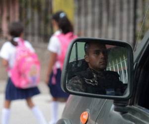 Los policías se mantienen en las afueras del centro de estudios. Con frecuencia circulan por la colonia patrullas de dos agentes en motocicletas y hasta cuatro en autopatrullas. Foto: AFP