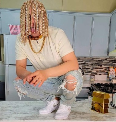 Dan Sur, influencer que asegura que se incrustó cadenas de oro en el cuero cabelludo