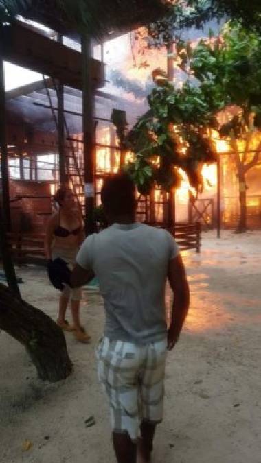 Imágenes del voraz incendio que consume Little French Key en Roatán