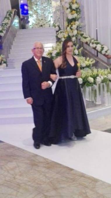 Macris School: Los hermosos vestidos y elegantes caballeros en la Prom 2018