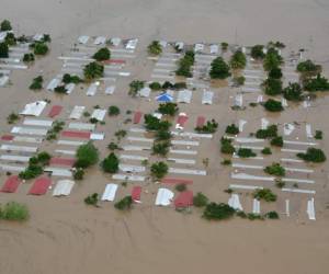 Vista aérea de un área alrededor de San Pedro Sula, 240 km al norte de Tegucigalpa, inundada por el desborde del río Chamelecón luego del paso del huracán Iota, tomada el 18 de noviembre de 2020. Foto: AFP