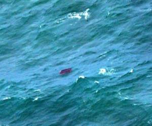 Del fatídico vuelo solo se encontraron varios trozos del avión y algunos cuerpos de las víctimas flotando entre las aguas.