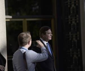 Paul Manafort sale del anexo del palacio de justicia de los Estados Unidos William B. Bryant el 30 de octubre de 2017 en Washington, DC. / AFP / Brendan SMIALOWSKI