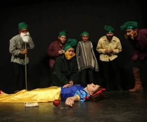 El Teatro Universitario Lucem Aspicio presentó la obra “Blancanieves: la vida no es como en los cuentos”.