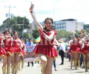 Las hermosas palillonas del Instituto España Jesús Milla Selva se robaron las miradas de los miles de espectadores en el Estadio Nacional Tiburcio Carias Andino, foto: J. Salgado / J. Magallanes / A. Pérez/EL HERALDO.