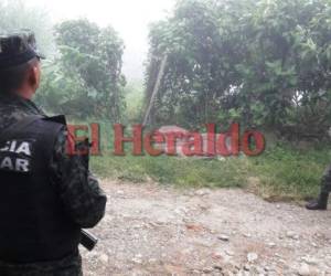El cuerpo del joven estaba a un lado del camino semi desnudo. (Foto: El Heraldo Honduras, Noticias de Honduras)