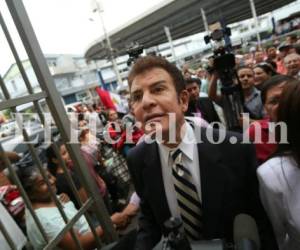 Salvador Nasralla el pasado jueves cuando llegó al TSE a inscribir su candidatura por la alianza opositora. Foto: Jimmy Argueta/ EL HERALDO