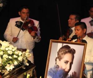 Un emotivo y merecido homenaje fue realizado este sábado a la fallecida actriz Edith González en el Teatro Jorge Negrete en México. Alrededor de las 11:00 de la mañana, hora mexicana, la carroza que transportaba los restos de la actriz llegó hasta las instalaciones de la Asociación Nacional de Actores (ANDA), donde familiares y amistades se dieron cita. Fotos: Twitter.