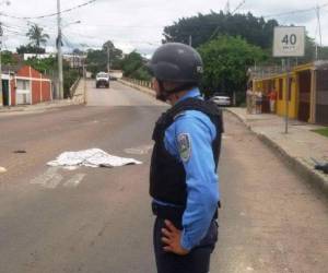 El trágico accidente ocurrió al filo de las 11:00 de la mañana de este jueves en el bulevar de la colonia El Loarque, al sur de la capital (Foto:Estalin Irias/El Heraldo).
