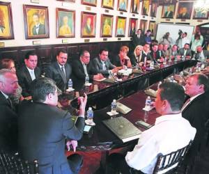 El presidente Hernández en compañía de otros funcionarios explicaron que este instrumento jurídico busca crear los incentivos necesarios para que Honduras sea competitiva en materia turística.
