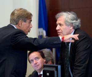 El Secretario General de la Organización de Estados Americanos (OEA), Luis Almagro Lemes, habla con el Representante Permanente de la OEA, Juan José Arcuri, de Argentina, antes de iniciar el Consejo Permanente de la OEA.