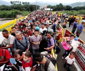 La indiferencia moral es general, una sociedad ensimismada en sus propios problemas que no mira más allá de sus narices, mientras la gente se muere de hambre… y de inhumanidad.