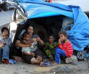 En condiciones precarias, esta familia de seis integrantes vive desde hace una semana en la mediana del bulevar del Norte, a la altura del mercado Zonal Belén. Foto: Johny Magallanes/ EL HERALDO.