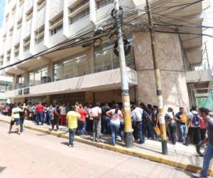 Cientos de Maestros en las afueras del edificio del Escalafon espera para ser atendidos para hacer sus tramites.