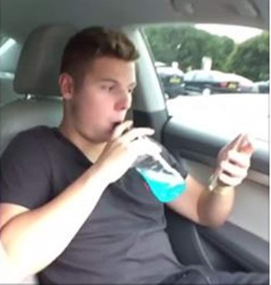 Puso Viagra en la bebida de su hermano y el resultado fue algo que tienes que ver