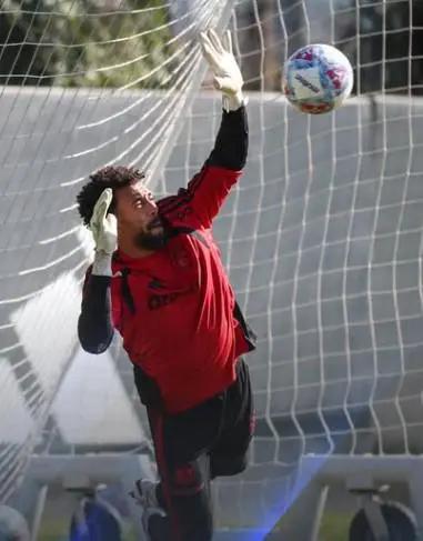 Vozinha y lo que vive en Chile luego de haber fichado por Colo Colo ¿por qué no debuta?