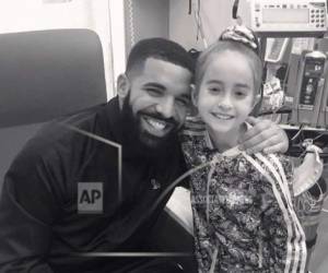 En esta foto del lunes 20 de agosto del 2018 proporcionada por Drake, el rapero posa con Sofía Sánchez en el Hospital de Niños Lurie en Chicago. Drake sorprendió a la niña luego que ésta grabó un video en el que aparecía bailando al ritmo de su canción 'In My Feelings' y lo invitara a su fiesta de cumpleaños. Sánchez está esperando un transplante de corazón.