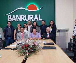 Al evento asistieron representantes de ambas instituciones, entre ellos el licenciado Natanael Euceda gerente general de BANRURAL.