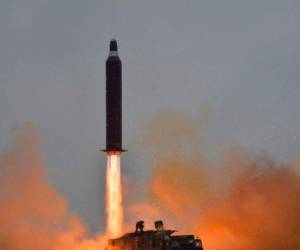 En su encuentro espontáneo en junio en la zona desmilitarizada entre las dos Coreas, Kim y Trump acordaron reanudar las conversaciones sobre la cuestión nuclear, pero ese diálogo aún no comenzó. Foto: AFP