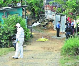 Los cuerpos de las tres víctimas quedaron distantes unos de otros en la calle que conduce a varias colonias conflictivas de la ciudad de La Ceiba.