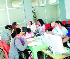 Los maestros están siendo atendidos en las direcciones departamentales. El concurso se llevará a cabo el próximo lunes 20 de noviembre.