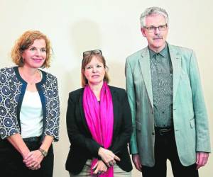 Beatrix Kania, Heike Hänsel y Manfred Zöllmer ofrecieron una conferencia de prensa el domingo.