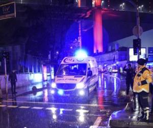 Ambulancias se movilizaron rápidamente a la discoteca turca al tener los primeros reportes de un ataque armado. La cifra de muertos asciende a 39, foto: AP.