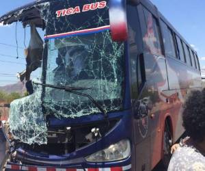 Así quedó la parte frontal del autobus tras el fuerte encontronazo, foto cortesía: Bomberos de Honduras.