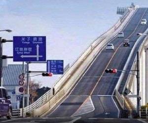 Este imponente viaducto fue construido con esta peculiar formar para no perturbar el tráfico marítimo en la isla de Honshu.