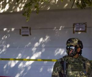Un infante de marina mexicana vigila en la casa donde cinco supuestos pandilleros murieron en la operación militar que dio lugar a la reconquista de Joaquín 'El Chapo ' Guzmán, en la ciudad de Los Mochis, Sinaloa, México.