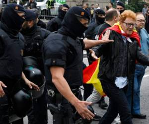 Los simpatizantes de la independencia se reúnen en la plaza principal de Barcelona, ​​España, el domingo 1 de octubre de 2017. Autoridades dicen que 844 personas y 33 policías resultaron heridos el domingo en redadas policiales españolas para detener el voto de independencia organizado por el gobierno autónomo. Foto: AFP