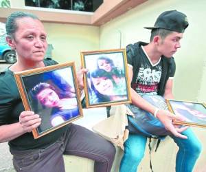 Ana María Medina muestra las fotografías de sus hijas Karina y Ana, asesinadas el domingo.