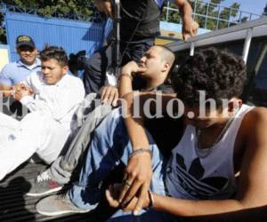 Tres sujetos fueron capturados el pasado miércoles por una masacre ocurrida en un velorio. Esta mañana medios televisivos especulaban que al menos uno de elos se había fugado, pero la Policía desmintió esa información (Foto: El Heraldo Honduras/ Noticias de Honduras).