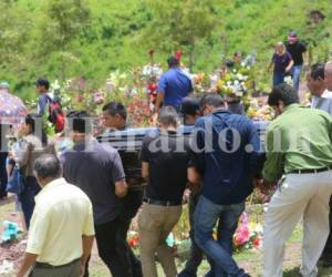 Familiares cargan el féretro que guarda los restos de don Roberto Antonio Gómez, padre de un universitario asesinado ayer en la capital de Honduras. Foto: Estalin Irías/ EL HERALDO