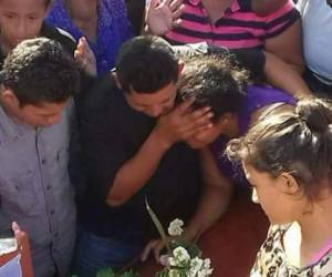 El entierro de Erwin Edilson se realizó en medio de la tristeza y la consternación de los familiares y vecinos de Tocoa. (Foto cortesía: Periodistas Unidos/ El Heraldo Honduras/ Noticias de Honduras)