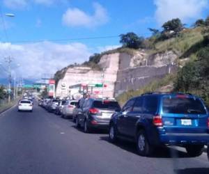 Esta tarde largas filas se observaban en gasolineras del anillo periférico de Tegucigalpa de la población abasteciéndose de combustibles. (Foto: El Heraldo Honduras/ Noticias Honduras hoy)