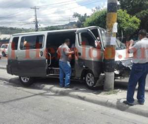 El automotor impactó contra un poste del tendido eléctrico ubicado en la mediana del Bulevar Fuerzas Armadas.