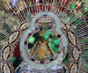 La venerada imagen de la Virgen de Suyapa, en su sitial de honor, viste un traje azul turquesa con detalles dorados, confeccionado por dos feligreses. Foto: Johny Magallanes/EL HERALDO.