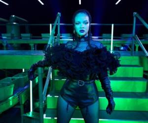 En esta imagen proporcionada por Savage X Fenty la cantante y diseñadora Rihanna en el set del desfile Savage X Fenty Vol. 2 presentado por Amazon Prime Video en Los Angeles. El desfile con invitados como Lizzo, Rosalía y Bad Bunny se estrena el viernes en Amazon Prime Video. Foto: AP