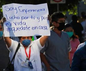 Una enfermera de México protesta para exigir material de protección y capacitación a fin de cubrir la emergencia del Covid-19. Foto: Agencia AP.