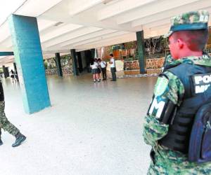 Para combatir la violencia en varios centros educativos de la capital existe la presencia de elementos militares.