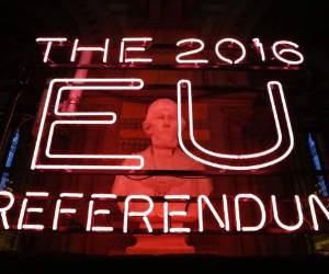 Tras el recuento de los votos del referéndum del jueves en 304 de las 382 circunscripciones del país, la opción del Brexit lideraba con un 52%, frente al 48% de partidarios de quedarse, foto: AFP.